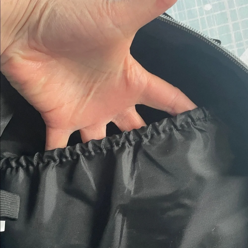 Modella elegant black